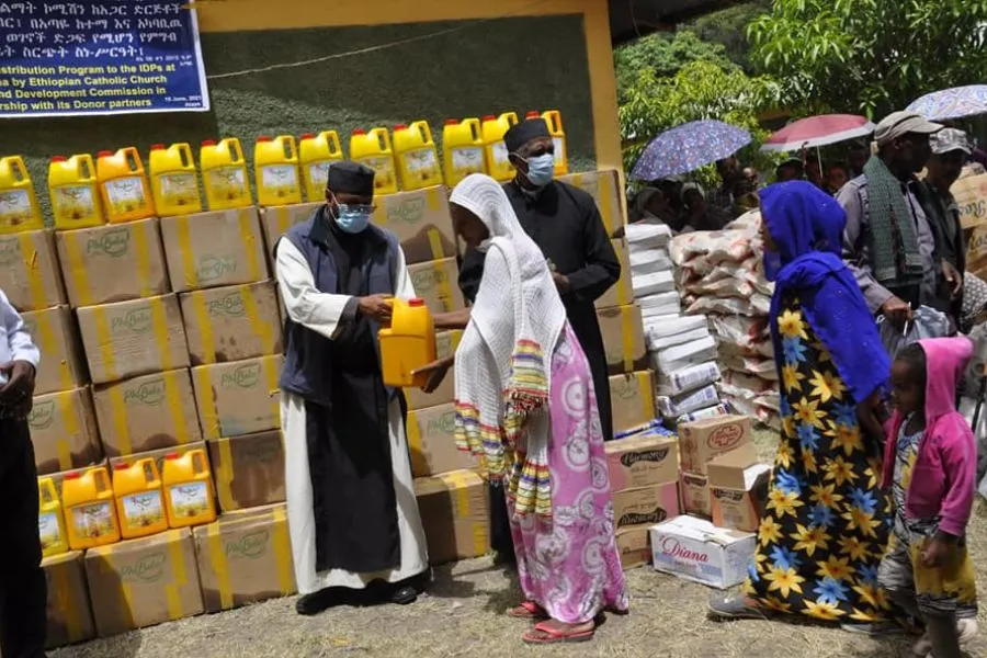 Caritas Ethiopie distribue des vivres aux victimes de la guerre du Tigré. Crédit : CBCE