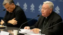 Le cardinal Jean-Claude Hollerich (à droite), rapporteur général du Synode sur la synodalité, s'adresse aux médias le 20 juin 2023, au siège temporaire du Bureau de presse du Saint-Siège dans la Cité du Vatican. À ses côtés, le cardinal Mario Grech, secrétaire général du Synode des évêques. | Daniel Ibáñez/CNA / 