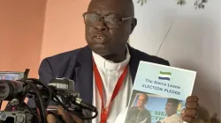 Le Directeur exécutif de Caritas Freetown, le père Peter Konteh, présente l'engagement électoral de la Sierra Leone. Crédit : équipe média de Caritas Freetown / 