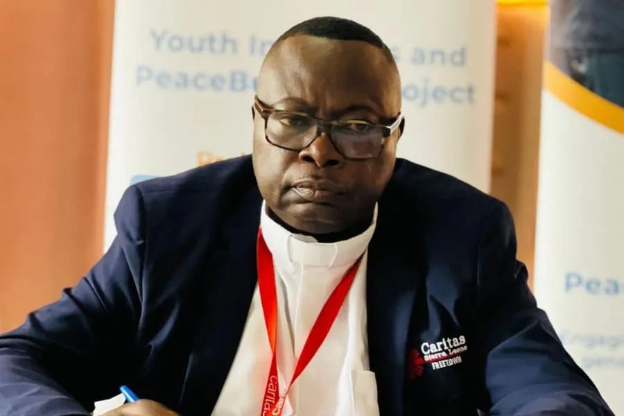 Le directeur exécutif de Caritas Freetown, le père Peter Konteh, fait une présentation lors de la formation organisée pour les observateurs de l'incidence de la violence et les journalistes avant les élections générales du samedi 24 juin en Sierra Leone. Crédit : Équipe média de Caritas Freetown