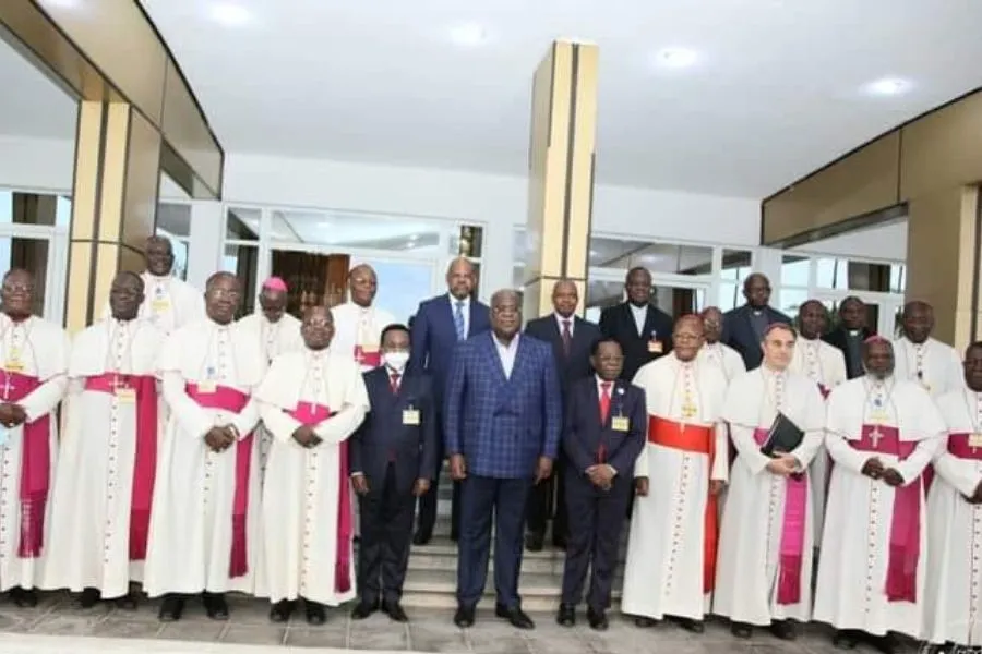 Les membres de la Conférence épiscopale nationale du Congo (CENCO) avec le président Félix Tshisekedi. Crédit : Présidence de la République de la RDC / 