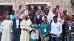 Les participants à la formation à la réalisation de films au Nigéria avec Mgr Ignatius Kaigama. / 