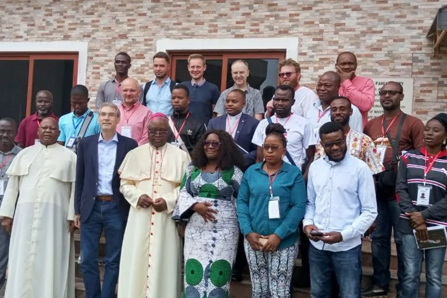 Les participants à la formation à la réalisation de films au Nigéria avec Mgr Ignatius Kaigama. / 