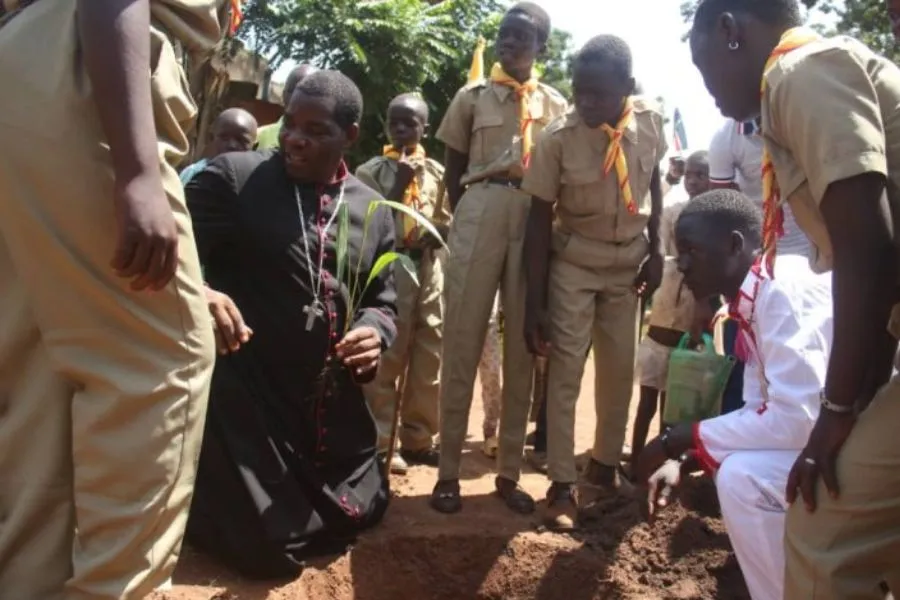 Mgr Edward Hiiboro Kussala lors d'un exercice de plantation d'arbres à la paroisse St. Mary Mother of God du diocèse catholique de Tombura-Yambio (CDTY). Crédit : CDTY