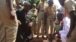 Mgr Edward Hiiboro Kussala lors d'un exercice de plantation d'arbres à la paroisse St. Mary Mother of God du diocèse catholique de Tombura-Yambio (CDTY). Crédit : CDTY / 