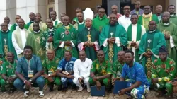 Le cardinal Peter Ebere Okpaleke du diocèse d'Ekwulobia au Nigeria avec les participants à une retraite d'une journée pour les aumôniers nationaux et les présidents nationaux des groupes d'apostolat des laïcs au Nigeria. Crédit : Diocèse d'Ekwulobia / 