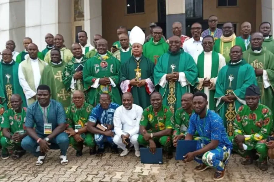 Le cardinal Peter Ebere Okpaleke du diocèse d'Ekwulobia au Nigeria avec les participants à une retraite d'une journée pour les aumôniers nationaux et les présidents nationaux des groupes d'apostolat des laïcs au Nigeria. Crédit : Diocèse d'Ekwulobia / 