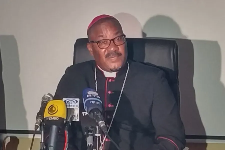 Mgr Maurício Agostinho Camuto lors de la conférence de presse du 12 juillet au secrétariat du CEAST à Luanda. Crédit : ACI Afrique