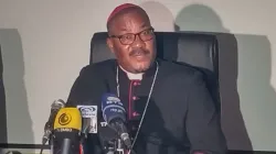 Mgr Maurício Agostinho Camuto lors de la conférence de presse du 12 juillet au secrétariat du CEAST à Luanda. Crédit : ACI Afrique / 