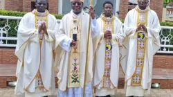 Mgr Ignatius Ayau Kaigama, archevêque de l'archidiocèse d'Abuja au Nigéria, avec les trois prêtres qu'il a ordonnés le 13 juillet 2023. Crédit : Archidiocèse d'Abuja / 