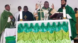 Mgr Ignatius Ayau Kaigama pendant la messe à l'aire pastorale St. Peter, Idu Karmo de l'archidiocèse d'Abuja au Nigéria. Crédit : Archidiocèse d'Abuja / 