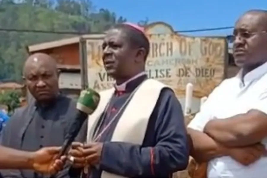 Mgr Andrew Fuanya Nkea de l'archidiocèse de Bamenda au Cameroun s'adressant aux journalistes au carrefour de Nacho. Crédit : Fr. Dufe Joseph / 