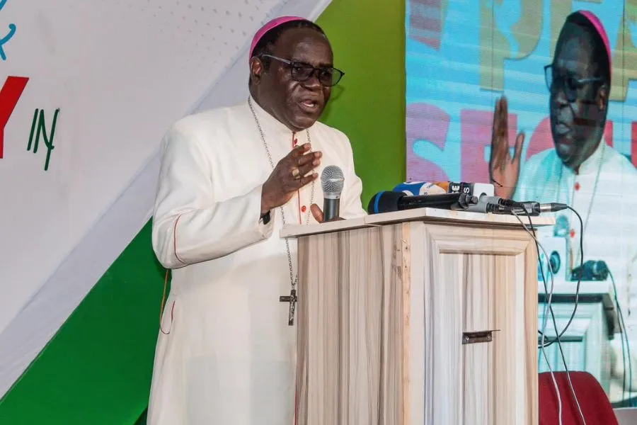 Mgr Matthew Hassan Kukah s'exprimant lors d'une réunion publique de haut niveau sur la promotion de la paix et de la sécurité dans le nord-ouest du Nigeria, qui s'est tenue à Sokoto le mardi 8 août. Crédit : The Kukah Centre