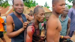 Un jeune homme abattu le mois dernier par des bergers peuls dans le village d'Ukhol, dans l'État de Benue, est transporté à l'hôpital. Crédit photo : Fr Jacob Igah / 