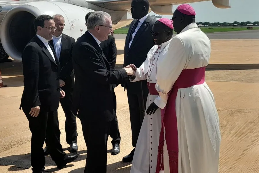 Mgr Stephen Ameyu Martin reçoit le cardinal Pietro Parolin à son arrivée à Juba. Crédit : Conférence des évêques catholiques du Soudan/Soudan du Sud / 