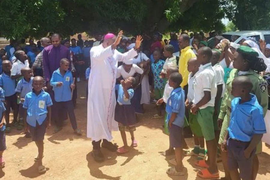 Mgr Isaac Bundepuun Dugu, évêque du diocèse de Katsina-Ala au Nigeria, avec des enfants de son siège épiscopal. Crédit : AMORE Media / 