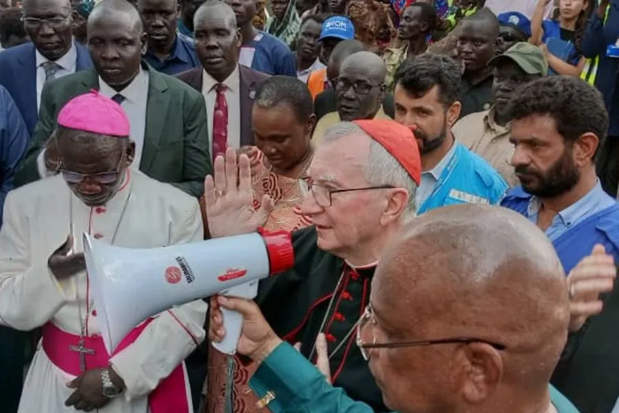 Le cardinal Pietro Parolin s'adressant aux rapatriés et aux réfugiés dans leur camp du diocèse catholique de Malakal au Soudan du Sud. Crédit : John Amuom, Radio Voice of Love, Diocèse catholique de Malakal / 