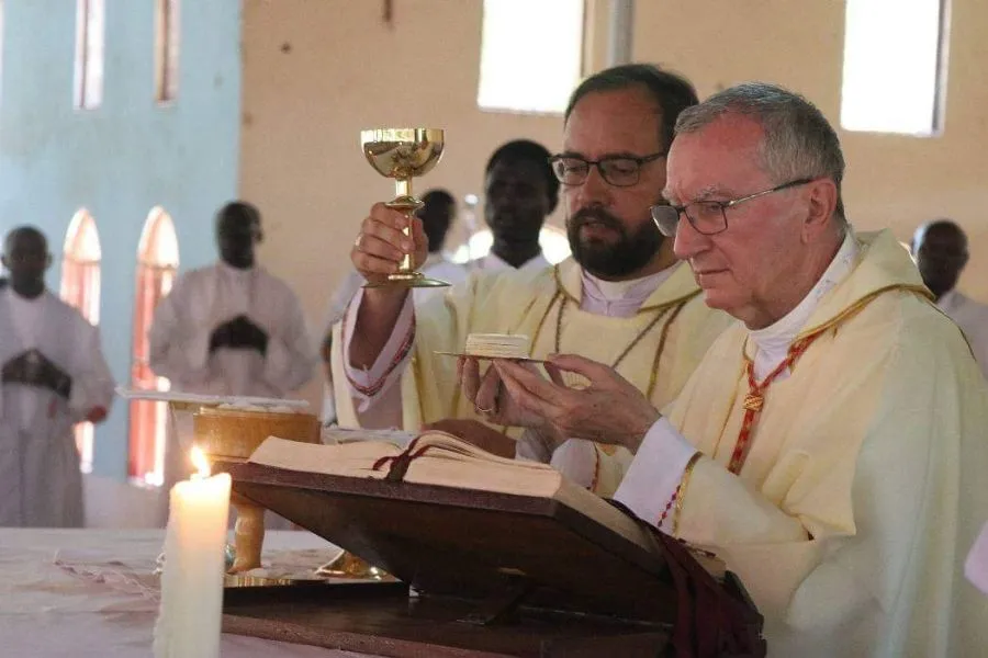 Le cardinal Pietro Parolin pendant la messe à la cathédrale de la Sainte Famille du diocèse de Rumbek. Crédit : Diocèse de Rumbek