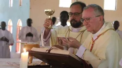 Le cardinal Pietro Parolin pendant la messe à la cathédrale de la Sainte Famille du diocèse de Rumbek. Crédit : Diocèse de Rumbek / 