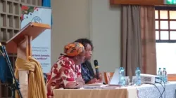 Sheila Pires, Secrétaire de la Commission d'information du Synode sur la synodalité (à droite) fait une présentation lors de la réunion des délégués à Nairobi, Kenya. Crédit : ACI Afrique / 