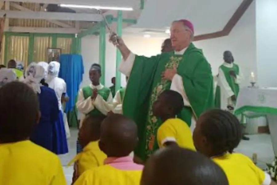 Mgr John Patrick Dolan, évêque du diocèse catholique de Phoenix aux États-Unis, célèbre la messe à l'église catholique St Mary de l'archidiocèse de Nairobi au Kenya. Mgr Dolan est membre du sous-comité pour l'Afrique de la Conférence des évêques catholiques des États-Unis et a effectué une visite de 12 jours des projets soutenus par les évêques américains en Éthiopie, au Kenya et en Ouganda.