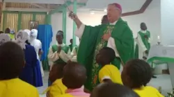 Mgr John Patrick Dolan, évêque du diocèse catholique de Phoenix aux États-Unis, célèbre la messe à l'église catholique St Mary de l'archidiocèse de Nairobi au Kenya. Mgr Dolan est membre du sous-comité pour l'Afrique de la Conférence des évêques catholiques des États-Unis et a effectué une visite de 12 jours des projets soutenus par les évêques américains en Éthiopie, au Kenya et en Ouganda. / 