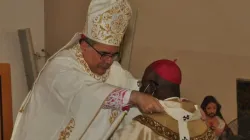 Mgr Antonio Guido Filipazzi confère le pallium à Mgr Ignatius Ayau Kaigama. Crédit : Archidiocèse d'Abuja / 