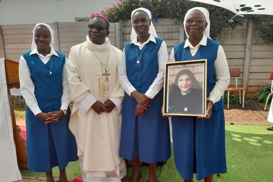 Mgr Robert Ndlovu avec des membres pionniers des FSP de la communauté Thecla Merlo nouvellement inaugurée à Harare, Zimbabwe. Crédit : Filles de Saint-Paul (FSP)