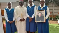 Mgr Robert Ndlovu avec des membres pionniers des FSP de la communauté Thecla Merlo nouvellement inaugurée à Harare, Zimbabwe. Crédit : Filles de Saint-Paul (FSP) / 