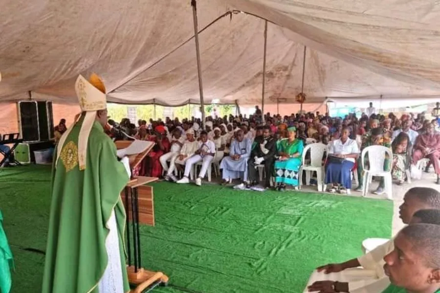 Mgr Ignatius Kaigama prononçant une homélie dans la zone pastorale Sainte Rose de Lima, Katampe de l'archidiocèse d'Abuja. Crédit : Archidiocèse d'Abuja