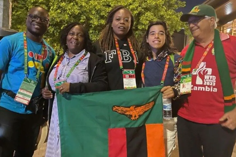 Journée mondiale de la jeunesse 2023 : Délégués avec le drapeau zambien. Crédit : Vatican Media