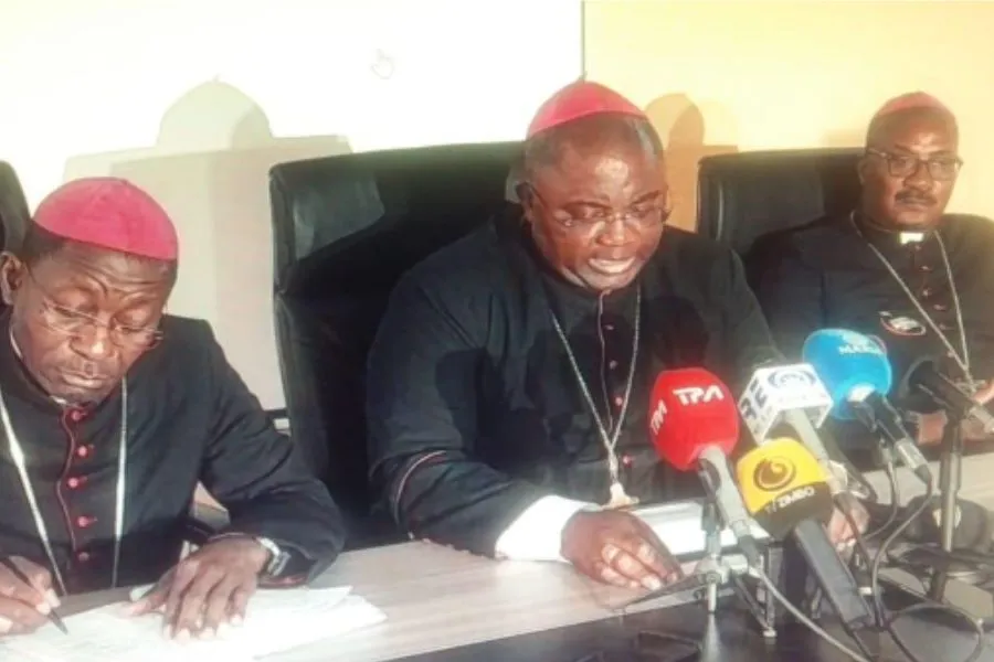 Mgr Antonio Lunguieki (à gauche), Mgr Belmiro Tchissengueti (au centre) et Mgr Mauricio Camuto (à droite) lors de la conférence de presse du 28 août. Crédit : ACI Afrique