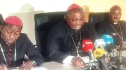 Mgr Antonio Lunguieki (à gauche), Mgr Belmiro Tchissengueti (au centre) et Mgr Mauricio Camuto (à droite) lors de la conférence de presse du 28 août. Crédit : ACI Afrique / 