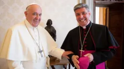 Mgr José Avelino Bettencourt avec le Pape François à Rome. Crédit : Vatican Media / 