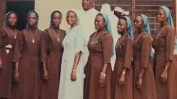 L'archevêque émérite Joseph Henry Ganda sur une photo non datée avec des membres de Notre-Dame de la Visitation (OLV), congrégation qu'il a fondée et qui continue de prospérer en Sierra Leone. Crédit : Père Peter Konteh / 