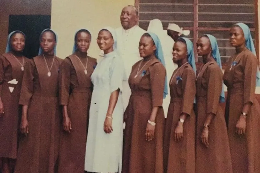 L'archevêque émérite Joseph Henry Ganda sur une photo non datée avec des membres de Notre-Dame de la Visitation (OLV), congrégation qu'il a fondée et qui continue de prospérer en Sierra Leone. Crédit : Père Peter Konteh / 