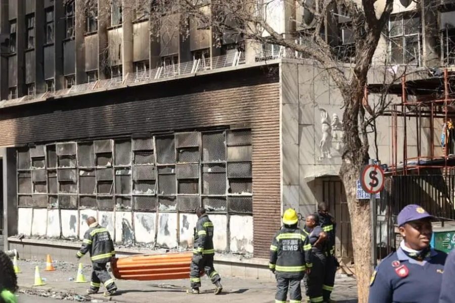 Les pompiers sur les lieux de l'incendie. Crédit : Antonio Muchava, Sowetan / 