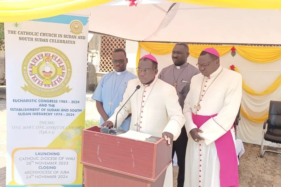 Mgr Stephen Nyodho Ador Majwok, évêque du diocèse catholique de Malakal, Mgr Alex Lodiong Sakor, évêque du diocèse de Yei, Mgr Santo Loku Pio et le père Peter Suleiman lors de la conférence de presse. Crédit : Kerbino Kuel Deng/ACI Afrique