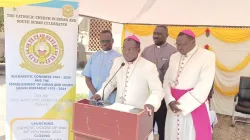 Mgr Stephen Nyodho Ador Majwok, évêque du diocèse catholique de Malakal, Mgr Alex Lodiong Sakor, évêque du diocèse de Yei, Mgr Santo Loku Pio et le père Peter Suleiman lors de la conférence de presse. Crédit : Kerbino Kuel Deng/ACI Afrique / 