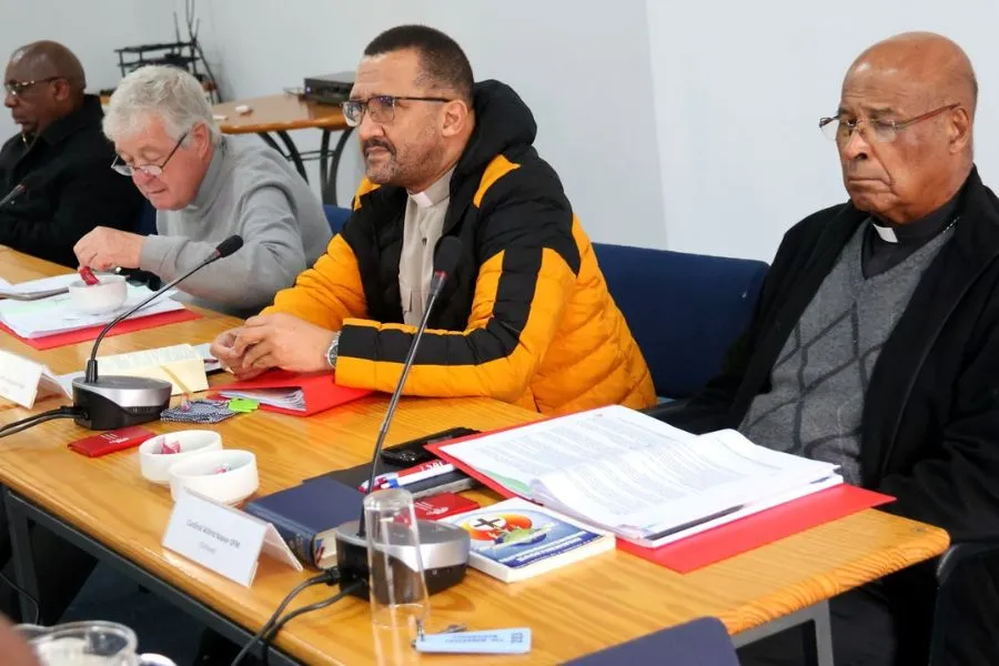 Le président de la Conférence des évêques catholiques d'Afrique australe (SACBC), Mgr Sithembele Sipuka, évêque du diocèse de Mthatha (en jaune), parmi d'autres évêques lors d'une réunion. Crédit : SACBC