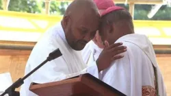 Mgr Jean Michaël Durhône embrasse Yannick Casquette lors de l'ordination diaconale du 3 septembre. Crédit : Diocèse de Port Louis / 