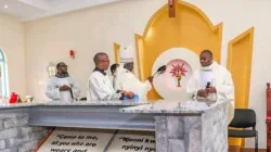 Mgr Philip Subira Anyolo, archevêque de Nairobi (Kenya), bénissant la chapelle de l'hôpital de la mission St. Matia Mulumba, le mardi 5 septembre 2023. Crédit : Archidiocèse de Nairobi. / 