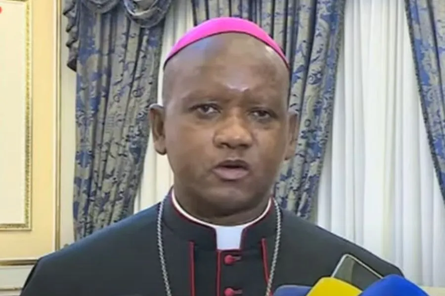 Mgr Germano Penemote s'adressant aux journalistes mercredi 6 septembre après une audience avec le président de l'Angola, João Lourenço. Crédit : Présidence de l'Angola