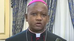 Mgr Germano Penemote s'adressant aux journalistes mercredi 6 septembre après une audience avec le président de l'Angola, João Lourenço. Crédit : Présidence de l'Angola / 