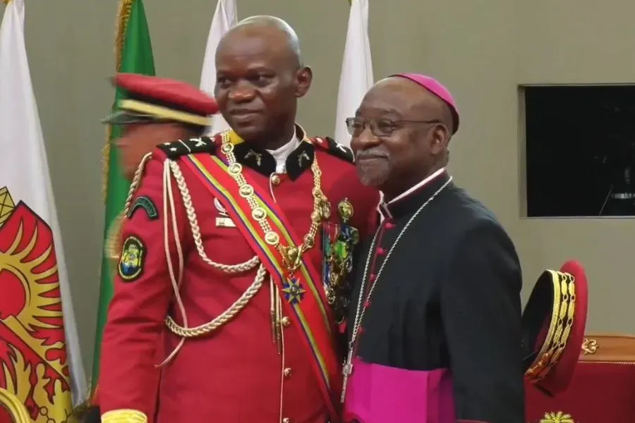 Mgr Jean-Patrick Iba-Ba, archevêque de Libreville, avec le président de la transition gabonaise, le général Brice Oligui Nguema. Crédit : Père Serge-Patrick Mabickassa