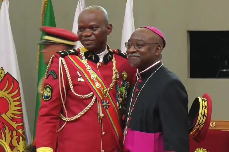 Mgr Jean-Patrick Iba Ba, archevêque de Libreville, avec le général Brice Oligui Nguema. Crédit : Père Serge-Patrick Mabickassa / 