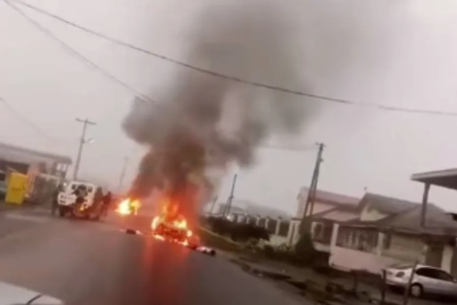 Une capture d'écran d'une vidéo partagée par ACI Africa qui montre des voitures à Muea le 7 septembre.