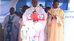 Mgr Maurice Muhatia Makumba, archevêque de l'archidiocèse de Kisumu au Kenya, célébrant la messe le jour de la fête de la Nativité de la Bienheureuse Vierge Marie au Petit Séminaire Saint-Gabriel de son siège métropolitain. Crédit : Radio Maria Kenya- Kisumu. / 