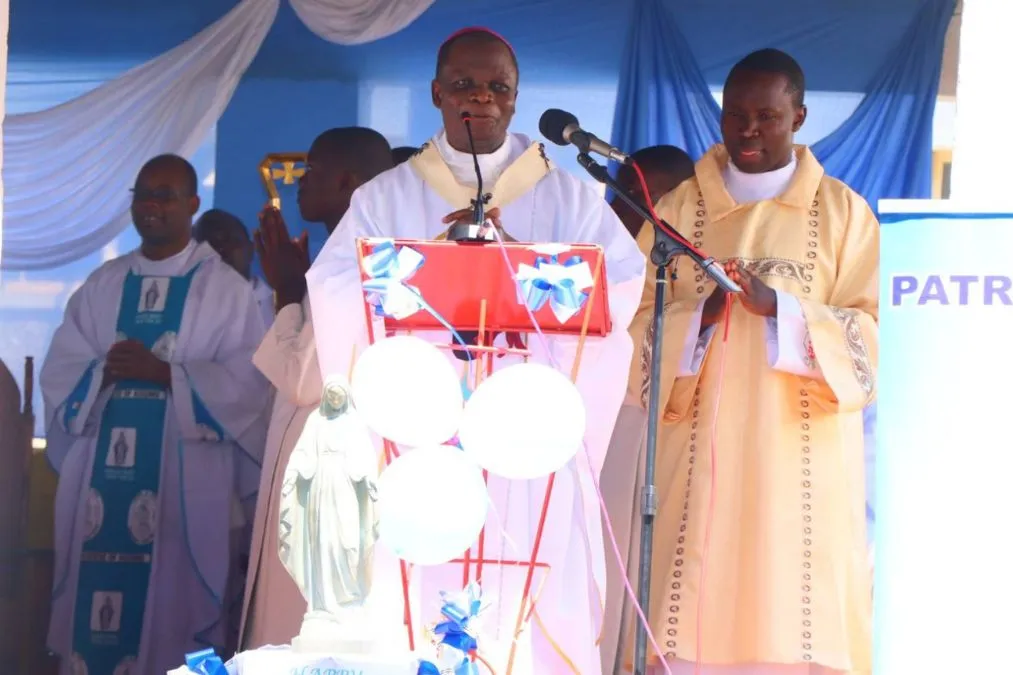 Mgr Maurice Muhatia Makumba, archevêque de l'archidiocèse de Kisumu au Kenya, célébrant la messe le jour de la fête de la Nativité de la Bienheureuse Vierge Marie au Petit Séminaire Saint-Gabriel de son siège métropolitain. Crédit : Radio Maria Kenya- Kisumu. / 