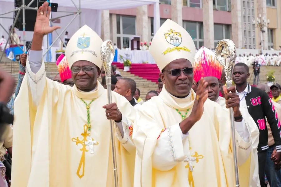 Mgr Edouard Tsimba Ngoma et Mgr Edouard Isango Nkoyo lors de l'ordination épiscopale du 9 septembre. Crédit : Archidiocèse de Kinshasa